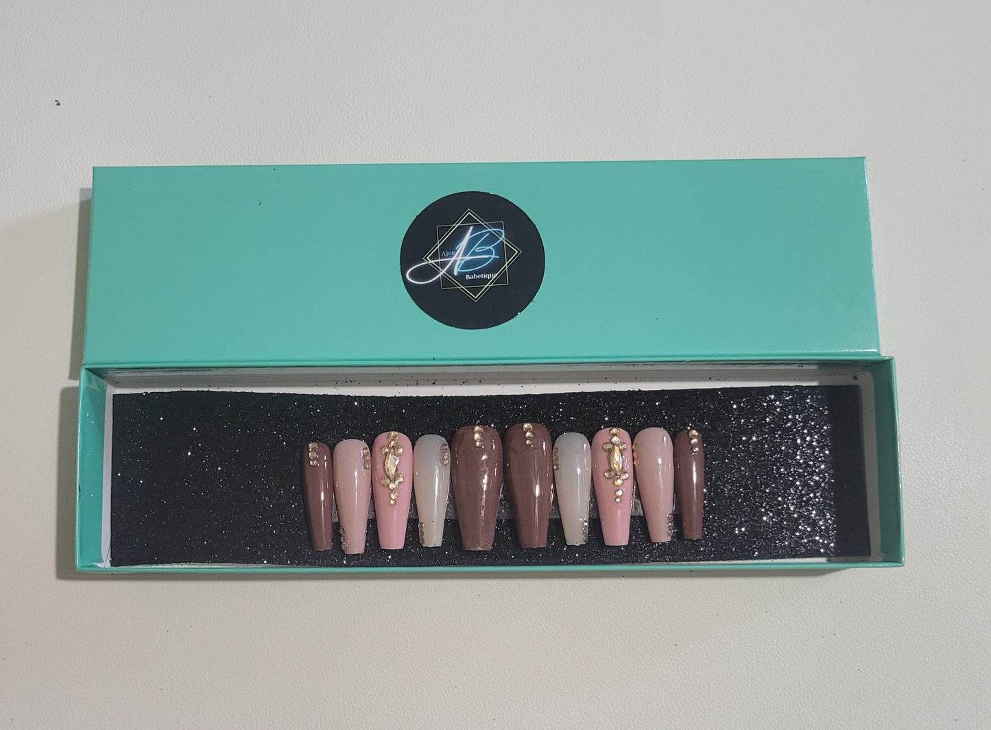 Pinky Brown Press Ons Set