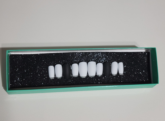 Black and white Press on Nails